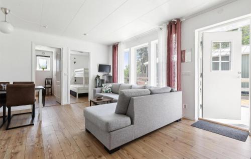 LöttorpにあるGorgeous Home In Löttorp With Wifiのソファとテーブルのあるリビングルーム