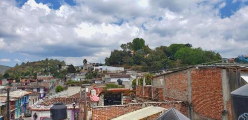Vista generica su San Cristóbal de Las Casas o vista sulla città dall'interno della stanza in casa privata