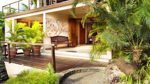 Taman di luar Fatumaru Lodge