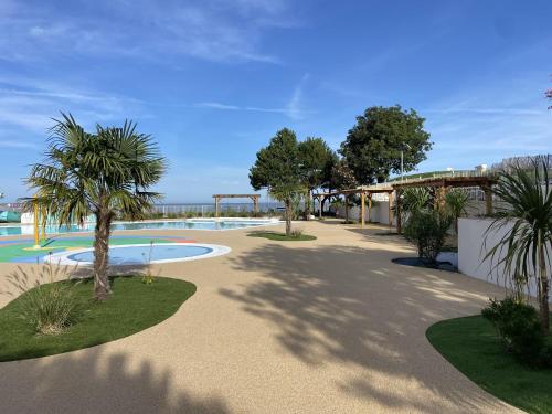 un complexe avec une piscine et une aire de jeux dans l'établissement Mobil-home 3 chambres proche plage à Fouras, idéal 6 pers., équipement complet, calme assuré. - FR-1-709-68, à Fouras