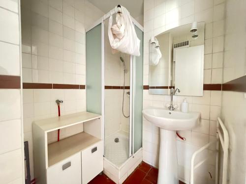 une salle de bain avec un lavabo, une douche et des toilettes dans l'établissement Appart cosy avec terrasse à 500m de la plage, parking, animaux admis, quartier dynamique - Sète - FR-1-338-494, à Sète