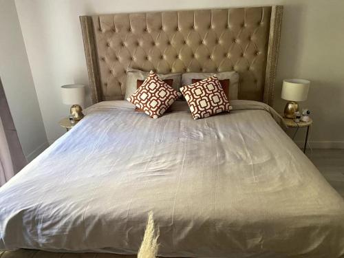 une chambre avec un grand lit avec des oreillers dessus dans l'établissement Maison familiale et spacieuse, à Montpellier