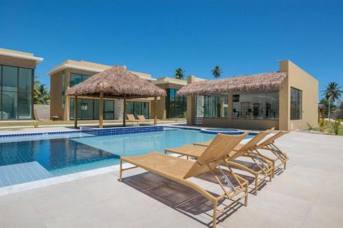 Villa con piscina y sillas en Casa Morada do toque l By milagres hospitalidade, en São Miguel dos Milagres