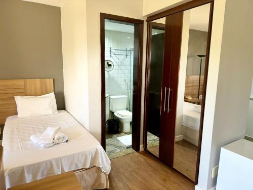 Bilik mandi di Flat Completo - LakeSide Hotel