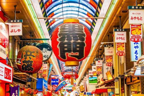 a store with two large lanterns hanging from the ceiling at 最大10名で泊まれる貸別荘日本橋駅徒歩5分黒門市場に隣接し道頓堀 难波 心斎橋徒歩圏内 in Osaka