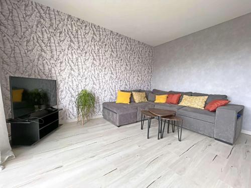 un salon avec un canapé et une table dans l'établissement Appartement avec Balcon, Parking Privé, à 10 Min de la Plage - 2 Chambres - FR-1-646-71, à Berck-sur-Mer