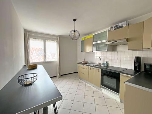 une cuisine avec une table et un comptoir dans l'établissement Appartement avec Balcon, Parking Privé, à 10 Min de la Plage - 2 Chambres - FR-1-646-71, à Berck-sur-Mer