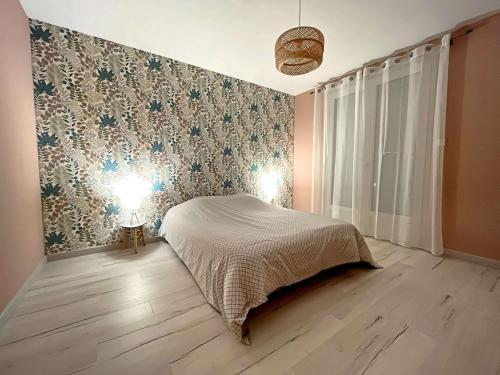 - une chambre avec un lit et un mur fleuri dans l'établissement Appartement avec Balcon, Parking Privé, à 10 Min de la Plage - 2 Chambres - FR-1-646-71, à Berck-sur-Mer