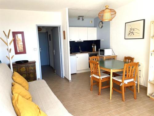 une cuisine et une salle à manger avec une table et des chaises dans l'établissement Studio cabine à La Grande Motte, 4 couchages, parking, proche commerces et plage - FR-1-790-31, à La Grande Motte
