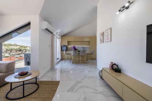 TV a/nebo společenská místnost v ubytování Luxury Apartments Immortelle Sutivan