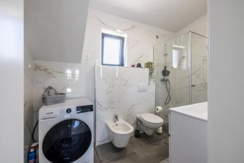 Koupelna v ubytování Luxury Apartments Immortelle Sutivan