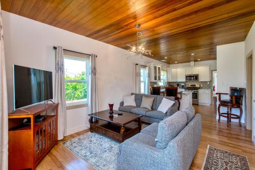 a living room with a couch and a tv at Alameda luxury 2BR 2BA house, AC, near ferry to San Francisco, 2 free parking spaces in Alameda