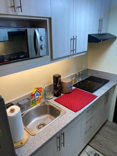 Kuchyň nebo kuchyňský kout v ubytování Stanford 3 Suites South Forbes next to Nuvali