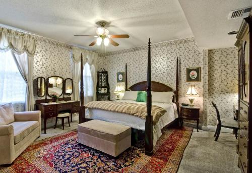 um quarto com uma cama e uma ventoinha de tecto em Rose Manor Bed & Breakfast em Nova Orleans