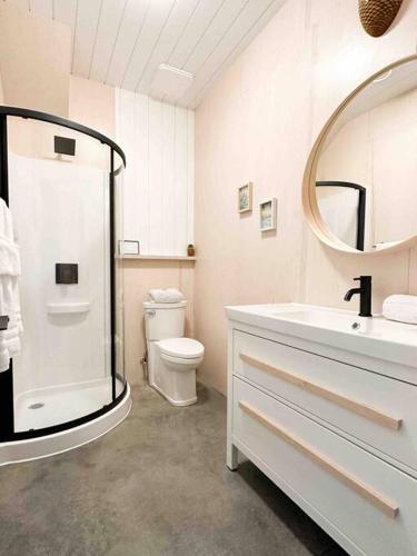 Ένα μπάνιο στο WHITE HAUS Close to beach and trails, Pet friendly