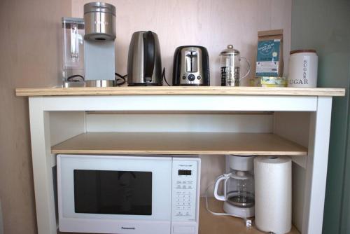 Η κουζίνα ή μικρή κουζίνα στο WHITE HAUS Close to beach and trails, Pet friendly