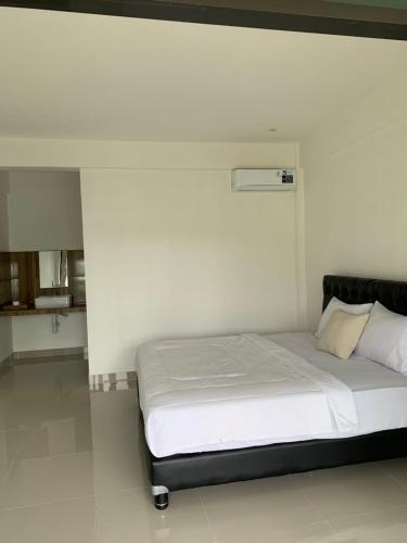 Ένα ή περισσότερα κρεβάτια σε δωμάτιο στο Dragonfly Senaru Lodge