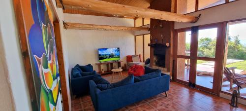 TV a/nebo společenská místnost v ubytování Peaceful Mountain Experience - Coyote House