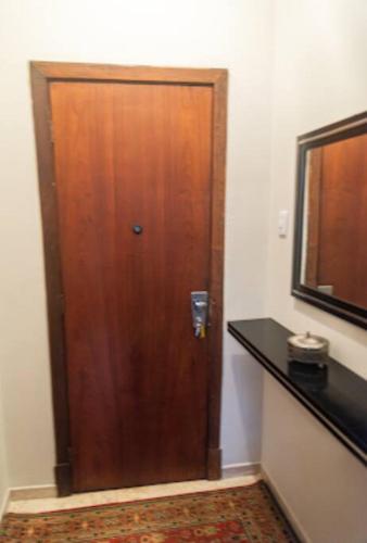 a wooden door in the corner of a room at Central, Aconchegante e Retrô in Curitiba