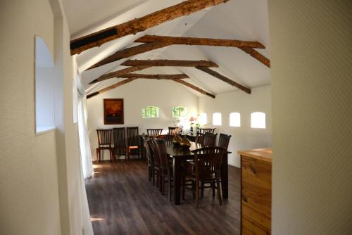 Appartementen verhuur De Trijehoek في Stiens: غرفة طعام مع طاولة وكراسي
