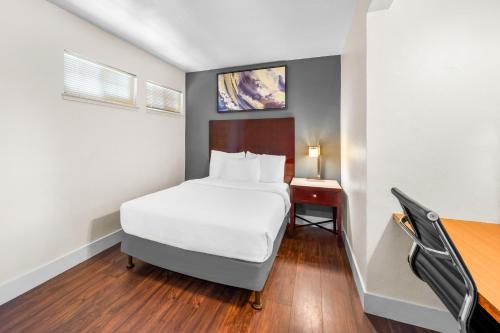 a hotel room with a bed and a desk and a bed sidx sidx sidx sidx at Quality Inn & Suites in Jackson