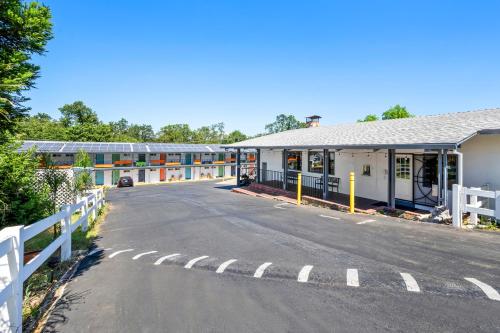 an empty road in front of a building at Quality Inn & Suites in Jackson