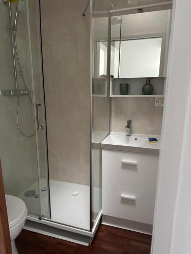 une salle de bain avec une douche, un lavabo et des toilettes dans l'établissement Mora, à Enghien-les-Bains