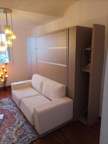 - un salon avec un canapé blanc et un placard dans l'établissement Mora, à Enghien-les-Bains