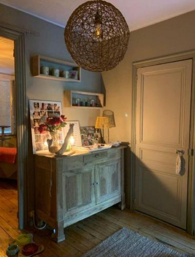 Cette chambre comprend un bureau avec une lampe et une porte. dans l'établissement Vue sur la cité, à Carcassonne