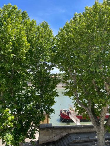 un bateau rouge est amarré dans l'eau dans l'établissement Chez Celestine, à Arles