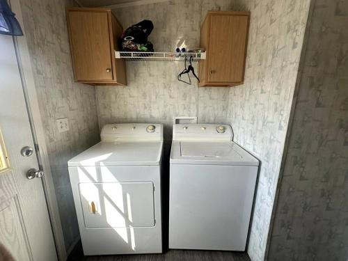 een wasruimte met wasmachine en droger bij Cute and cozy river house! in Bullhead City