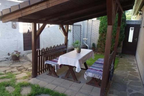 Un balcón o terraza en Chalupa V Koutě