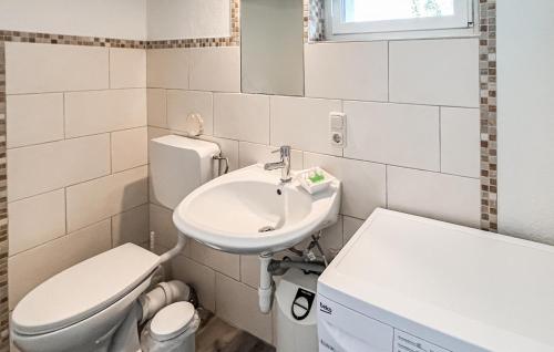 Bilik mandi di 3 Bedroom Amazing Home In Fleringen
