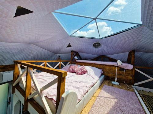 Ένα ή περισσότερα κρεβάτια σε δωμάτιο στο Glamping nad stawem