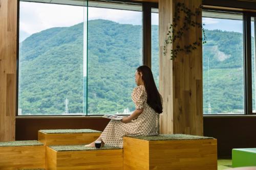 Pemandangan gunung umum atau pemandangan gunung yang diambil dari hotel