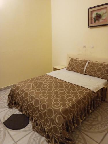 En eller flere senge i et værelse på Hotel Akwaba Abatta