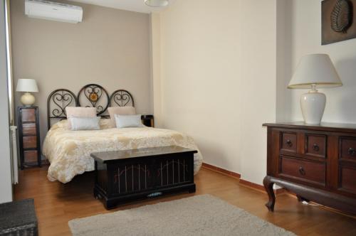 a bedroom with a bed and a dresser at Apartamentos Turísticos Espinel Free Parking in Ronda