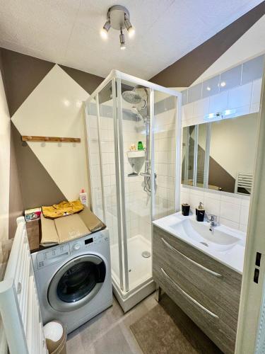 une machine à laver dans une salle de bain avec douche dans l'établissement SPACIEUX DUPLEX PRES DES QUAIS DE SEINE LINGE MAISON FOURNI PARKING GRATUIT 4 CHAMBRES bienvenue à vous, à Rouen