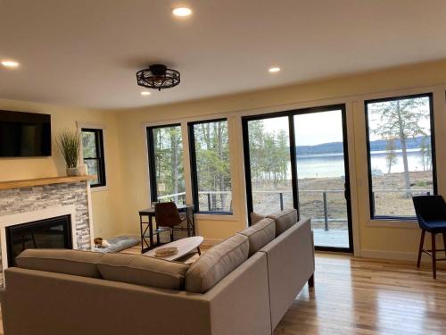 Χώρος καθιστικού στο Torch Lake Blue 4BDR Beachfront House ➠ 2364