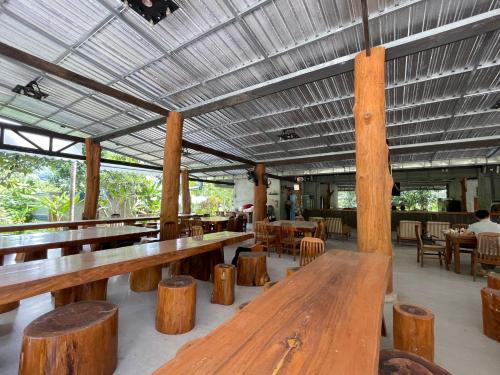 Εστιατόριο ή άλλο μέρος για φαγητό στο The Camper Lodge Khao Sok