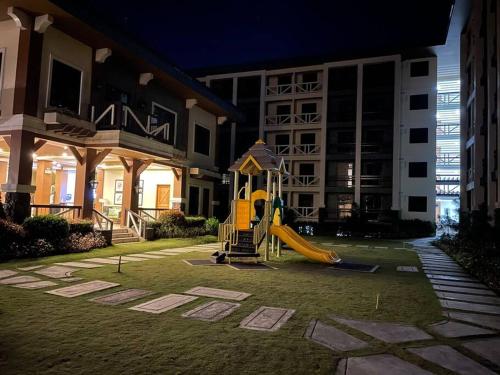 Ο χώρος παιχνιδιού για παιδιά στο Relaxing Room with Pool & Playground Near SkyRanch
