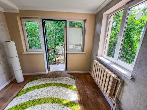 En eller flere senge i et værelse på Artik Apartment