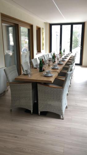a long table in a room with chairs and a long table at Rheinliebe Bistro und Pension in Lorch am Rhein