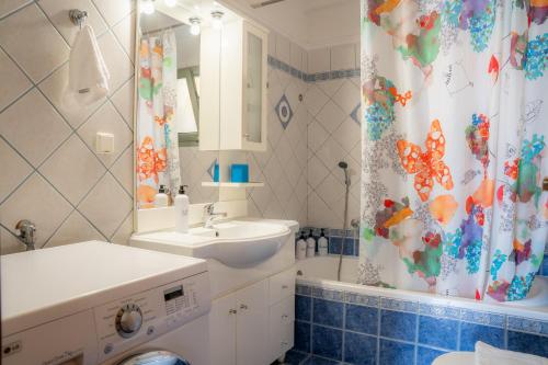 un bagno con lavandino e tenda da doccia di Penthouse at Trikala town a Tríkala