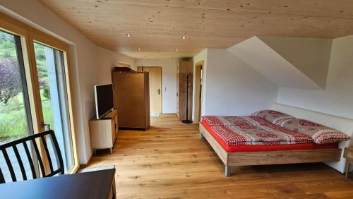 une chambre avec un lit dans une pièce avec un escalier dans l'établissement Studio 47, à Ernen