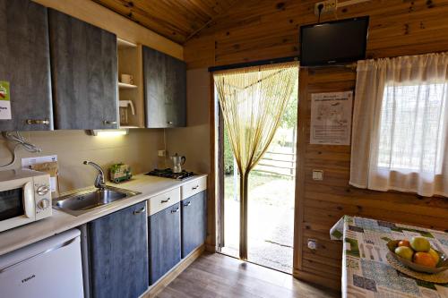 Dapur atau dapur kecil di Bungalows - Càmping El Solsonès