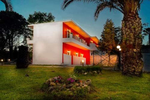 Κήπος έξω από το Sea View Apartment in Dassia - Emily