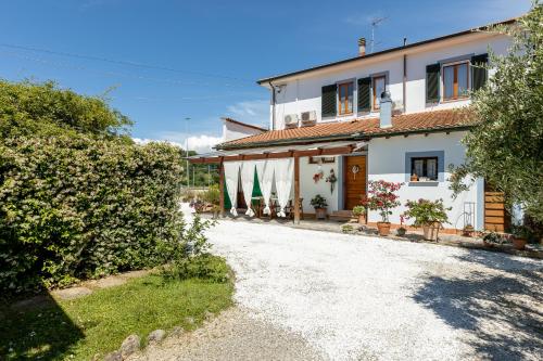 a house with a driveway in front of it at B&B Il Ramaiolo in Santa Maria a Monte