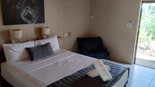 Una cama o camas en una habitación de Tully Motel
