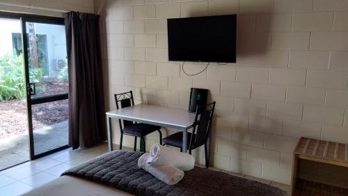 Una televisión o centro de entretenimiento en Tully Motel
